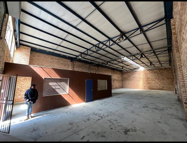 320M² WAREHOUSE TO LET IN LASER PARK